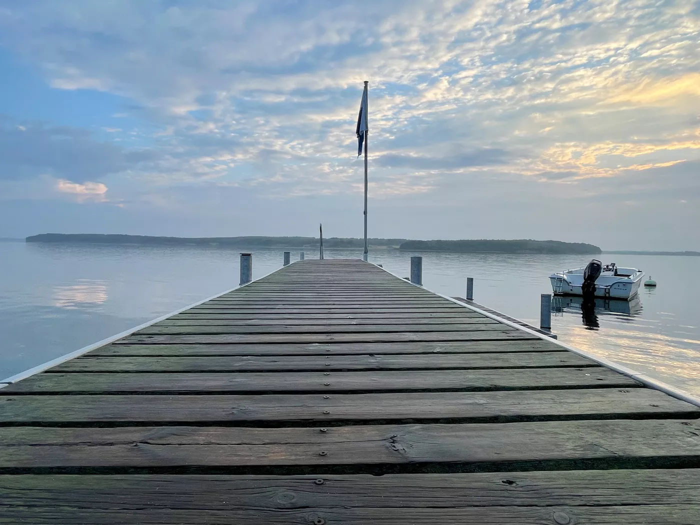 Bild zeigt einen Bootssteg